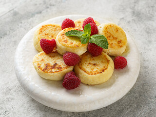 cottage cheese pancakes with raspberries and mint