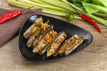 Steamed razor mollusk with lemongrass