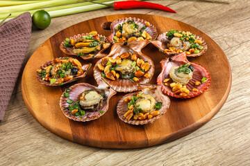 Baked scallops with scalion oil