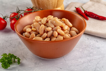 Canned white beans in the bowl
