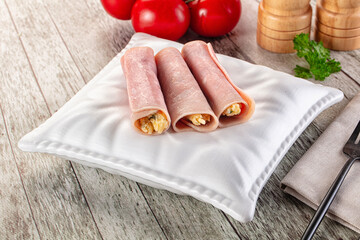 Roll with han and cheese snack