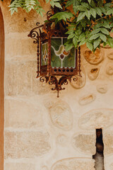 Lanterne ancienne sur le mur de la maison en pierre