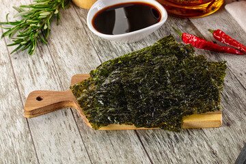 Seaweed roasted nori chips heap