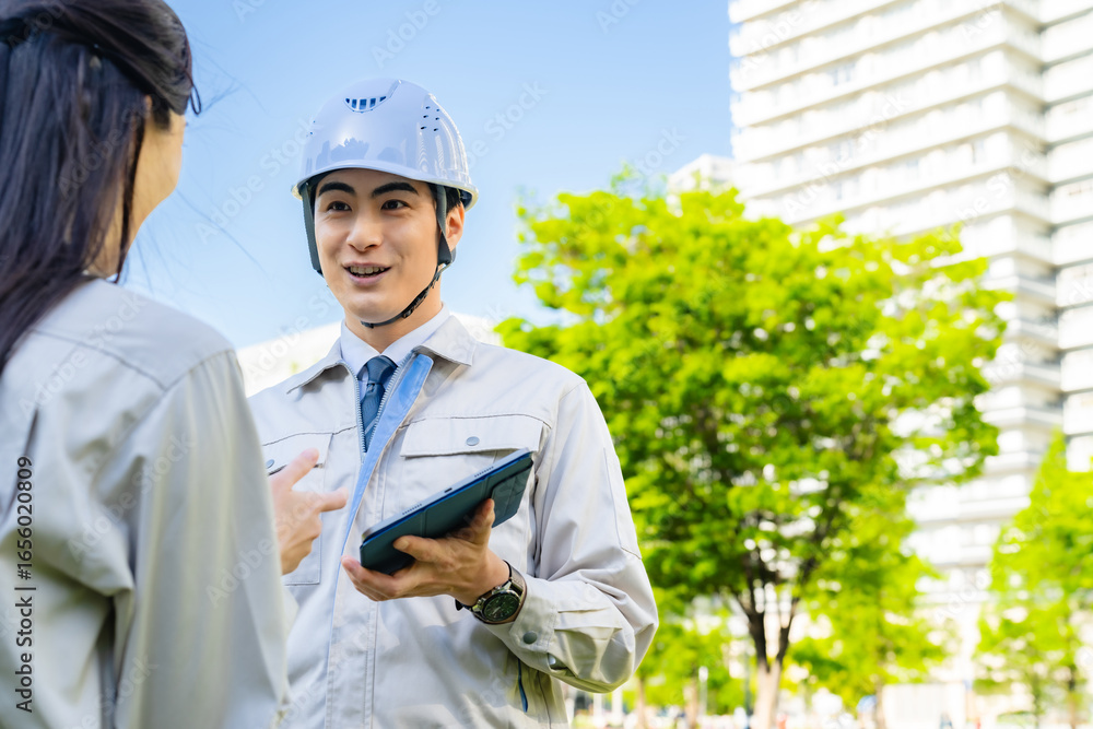 Poster 建設、ゼネコン、タブレット、ビジネス、作業員、エンジニア、相談、打ち合わせ、ビル、工事、設計、指示、点検、メンテナンス、女性、男性、技術者、日本人、新緑、環境、自然、ビルメン、建物、開発、デベロッパー