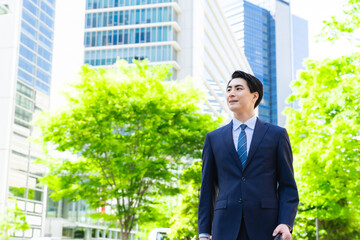 ビジネスマン、歩行者、歩く、通勤、ビジネス、新緑、ビジネスパーソン、希望、男性、成功、サクセス、チャレンジ、挑戦、都市、屋外、社会人、会社員、サラリーマン、笑顔、ポジティブ、ビル群、オフィスビル、営業、30代、ミドル、転職、就職、仕事、働く、スーツ、日本人、独立、自立、スタート、夢、目標、上半身、将来、爽やか、都会、成長、かっこいい、人材、現役世代、健康、ヘルスケア、自信、若い、人物