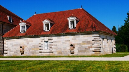 Bâtiment de la Tonnellerie à la saline royale d’Arc-et-Senans daté du XVIIIe siècle dans le Doubs en région Franche-Comté France Europe