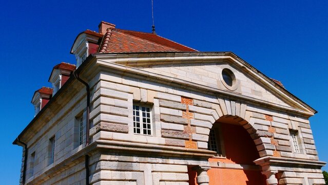 B&acirc;timent de la Gabelle &agrave; la saline royale d&rsquo;Arc-et-Senans dat&eacute; du XVIIIe si&egrave;cle dans le Doubs en r&eacute;gion Franche-Comt&eacute; France Europe