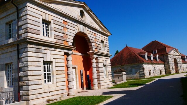 B&acirc;timent de la Gabelle &agrave; la saline royale d&rsquo;Arc-et-Senans dat&eacute; du XVIIIe si&egrave;cle dans le Doubs en r&eacute;gion Franche-Comt&eacute; France Europe