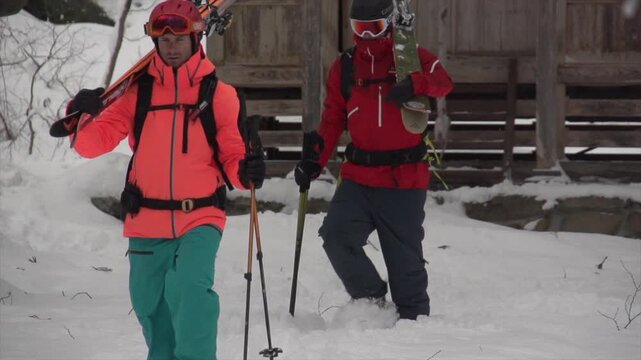 Skieur marchant devant temple japonais