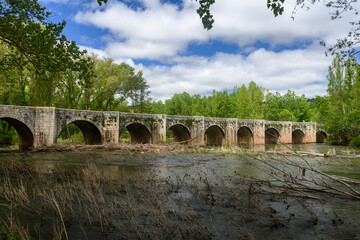 Fototapeta premium Renaissance bridge over the Arlanza River, in Quintana del Puente, Palencia