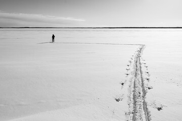 einsamer Skifahrer auf einer gro&szlig;en weiten Schneefl&auml;che
