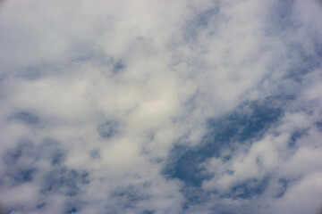Obraz premium A beautiful blue sky filled with soft, wispy white clouds.