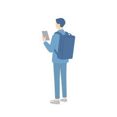 スマホを確認しているリュックを背負ったビジネスマンの後ろ姿