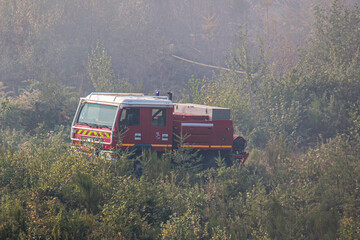Camion pompier dans la fum&eacute;e