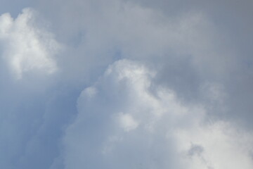 Nubes blancas en un cielo de verano vistas de cerca