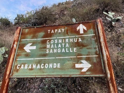 Verrostetes Wegweiser-Schild f&uuml;r Tapay, Cos&ntilde;irhua und Cabanaconde in Peru