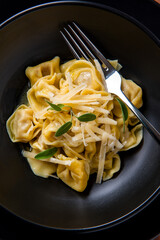 Tortellini al burro con salvia e scaglie di grana, pasta italiana 