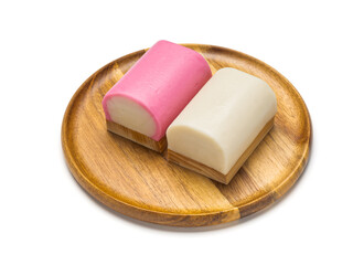 木皿に盛られた紅白かまぼこ