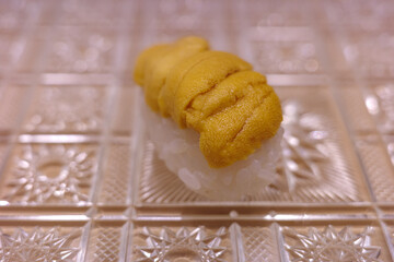 Bafun Uni Sea Urchin Sushi Nigiri on Cut Glass Plate（切子ガラスの器に置かれたバフンウニ寿司）
