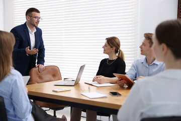 Obraz premium Business coach working with group of people in office