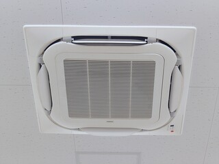 稼働中の業務用エアコン