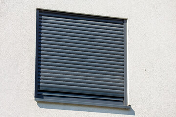 Elektrischer Rollladen an einem neuen Wohnhaus