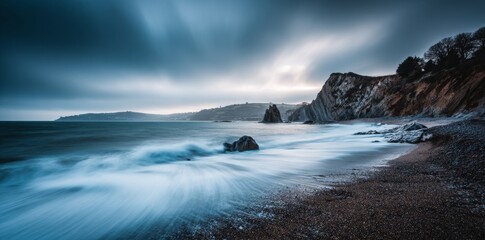 Obraz premium A stormy sky and turbulent ocean combine to create a dramatic coastal scene that embodies the raw power of nature