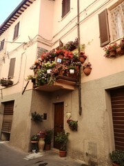 Scorcio di casa fiorita tipica in Umbria