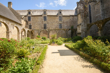 Cloitre de l'Abbaye Saint Magloire de Lehon en &eacute;t&eacute;, en Bretagne, c&ocirc;tes d'armor.