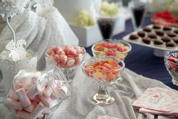 Wedding table setting (jelly beans, dessert)