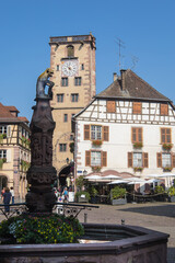 Obraz premium Situé au cœur du vignoble alsacien, Ribeauvillé fait partie des plus beaux villages du Haut Rhin en Alsace . Typique avec de nombreuses maisons colorées à colombages. Vue sur la Tour des Bouchers 