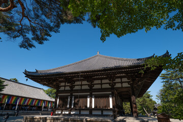 Obraz premium 奈良、唐招提寺、佛寺、寺院、文化財、木造建築、古代建築、日本文化、歷史名勝、文化財、木、綠色、青空、写真素材