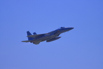 大空に向かって飛び立つ航空自衛隊F-15戦闘機