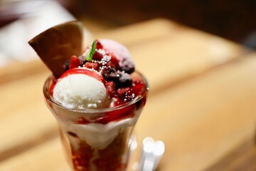 ベリーとアイスのパフェ。コピースペース。