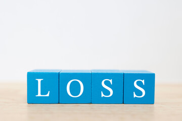 4つの青いブロックに書かれたLOSSの文字