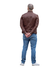 Naklejka premium Homme adulte vu de dos, debout, bras croisés derrière le dos, portant une veste en cuir marron, un jean bleu et des baskets blanches, tenue automnale