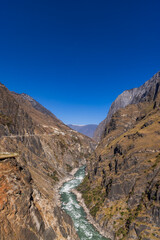 The landscape of Tiger Leaping Gorge in Yunnan	

