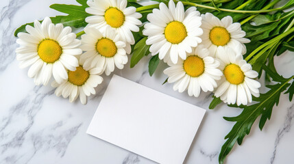 Obraz premium Daisy Bouquet with Card: A close-up of a vibrant daisy bouquet, with its bright petals and yellow centers, rests near a blank card on a marble surface.