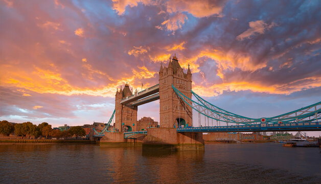 Fototapeta Panorama of the Tower Bridge, Tower of London and modern skyline on Thames river  - London, United Kingdom