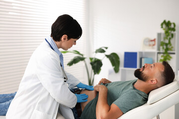 Obraz premium Gastroenterologist examining patient with stomach pain in clinic