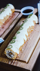 Sushi empanizado con salsa