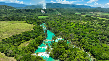 Vista aérea de río con agua turquesa y selva tropical