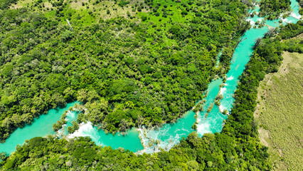 Vista aérea de río con agua turquesa y selva tropical