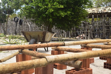 Canteiro de hortaliças tradicional do sertão nordestino sendo construída com toras de madeiras e...