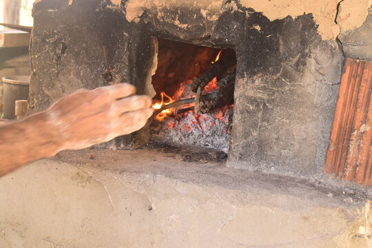 Alimento brasa de fogo de lenha r&uacute;stico no interior do sert&atilde;o nordestino, chama ardente de fog&atilde;o de barro em tapiocaria r&uacute;stica