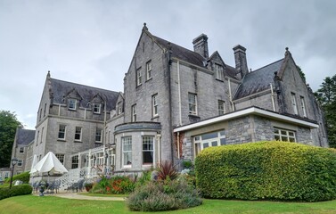 vue aérienne de Kenmare en Irlande et de sa baie