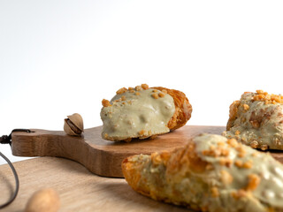 Cruas&aacute;n con relleno y cobertura de pistacho