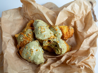 Cruas&aacute;n con relleno y cobertura de pistacho