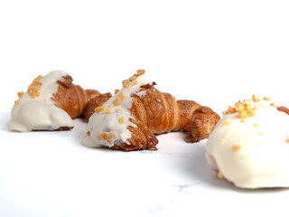 Cruasán con relleno y cobertura de pistacho