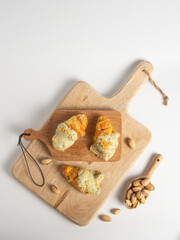 Cruas&aacute;n con relleno y cobertura de pistacho